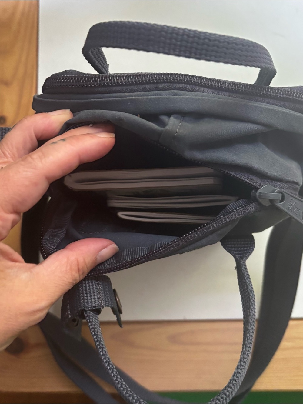 LIKE NEW! Fjallraven Kånken Sling - Picture 3 of 4
